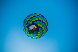 蓝天背景下的多彩热气球