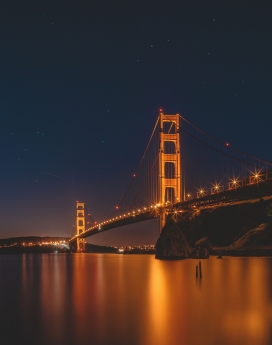 城市斜拉索高架桥夜景图