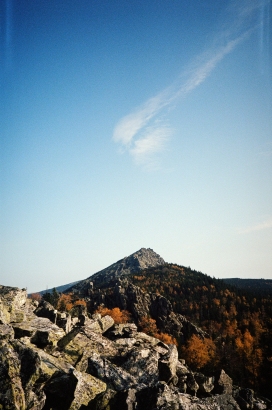 蓝色天空下的荒山山丘