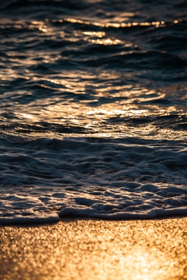 波光粼粼的湖水海潮