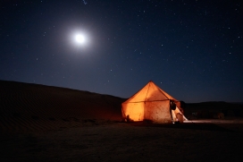 星光下的露营帐篷