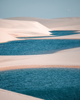 美丽的沙漠湖泊风景图