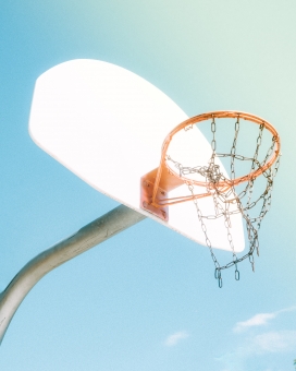 蓝色背景下的漂亮篮球架