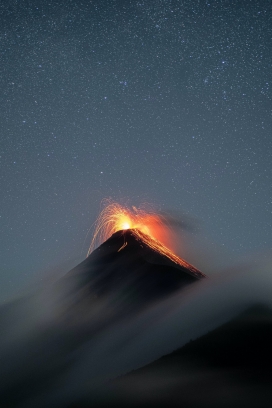 星光下喷射火光的火山