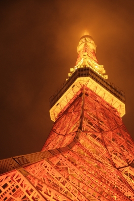 仰拍的巴黎埃菲尔铁塔夜景