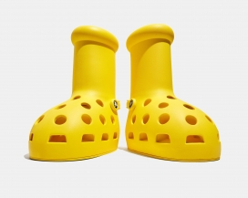 MSCHF与Crocs合作打造巨型黄色靴子