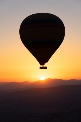 日落下的热气球风景图片