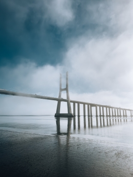 蓝天雾气下的城市高架桥图片