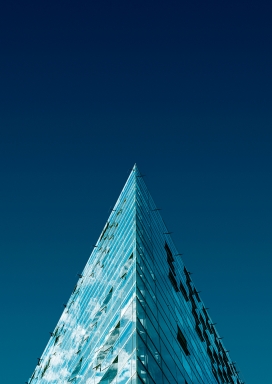 蓝天下的三角建筑图