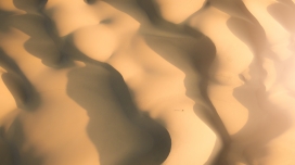 高空俯拍金色沙漠行人图