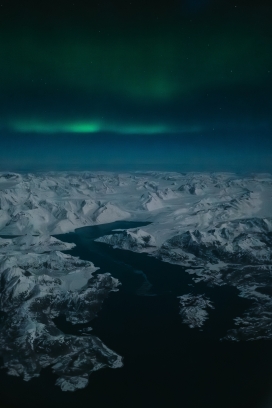 北极光下的河流冰川图