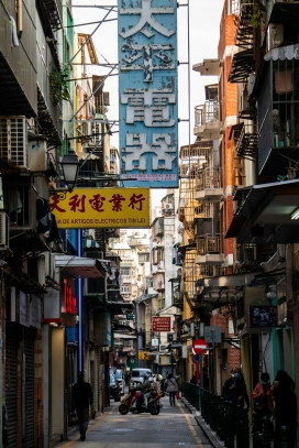 挂满广告牌的香港老式街道巷子图
