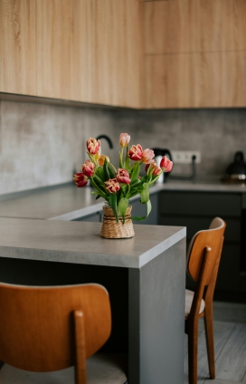 温馨的现代厨房花卉静物图