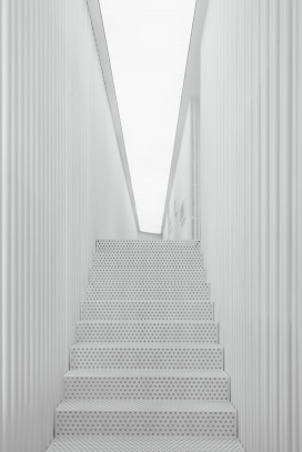 白色钢板镂空楼梯台阶过道