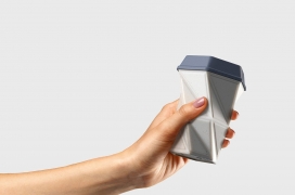 由食品级硅胶打印而成，可重复使用，是一种可折叠、便于携带的杯子