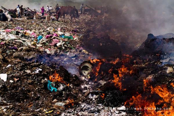 巴西垃圾场工人拾垃圾场面摄影---酷图编号13