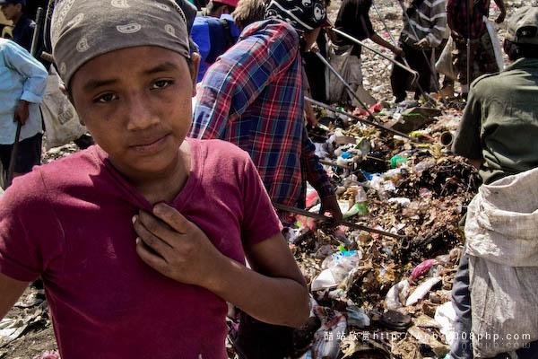 巴西垃圾场工人拾垃圾场面摄影---酷图编号8