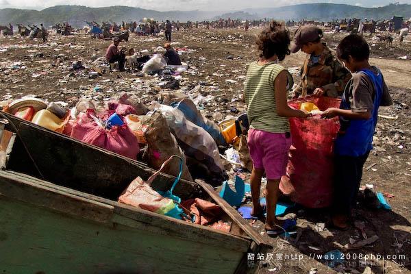 巴西垃圾场工人拾垃圾场面摄影---酷图编号6