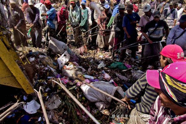 巴西垃圾场工人拾垃圾场面摄影---酷图编号3