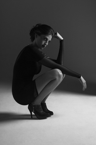 美国Shades of Gray黑色人像摄影-灰色灯罩---酷图编号2