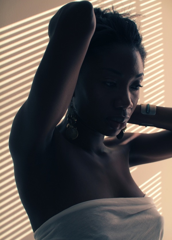 美国Fiona Conrad摄影师:Blessing阳光黑人女人祝福摄影---酷图编号4