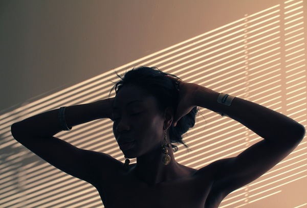 美国Fiona Conrad摄影师:Blessing阳光黑人女人祝福摄影---酷图编号1