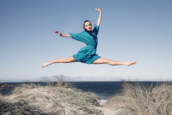 葡萄牙CHICA LOCA户外五颜六色连衣裙翩翩起舞的女人---酷图编号2