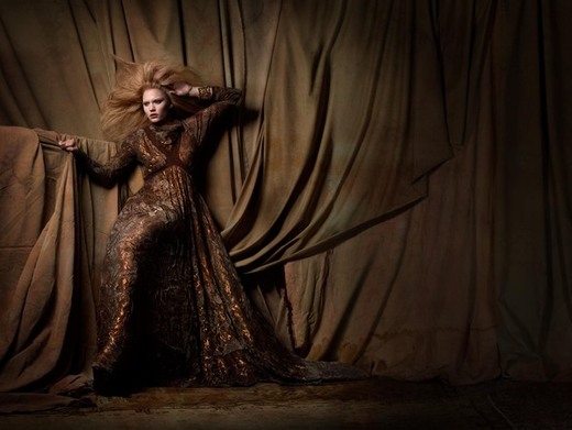 比利时SHE咖啡人像时装图片