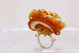 丹麦珠宝设计师变换水果首饰到穿戴艺术欣赏