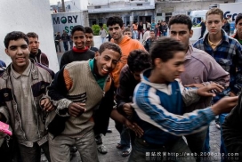 摩洛哥青年男子试图越过ilegally的直布罗陀海峡;乞讨生活摄影欣赏