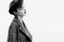 法国成熟女性少妇户外黑白效果摄影欣赏