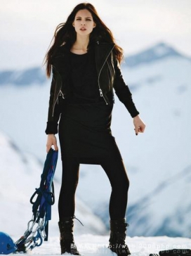 葡萄牙时尚女性邂逅冬天户外自驾车开车旅行旅游摄影