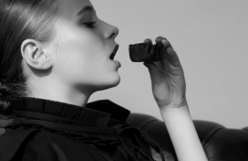 荷兰De Bontekoe Chocoladefabriek时尚黑白效果女人艺术高贵气质摄影