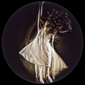 德国floating light v.02浮光谍影重重女人手舞足蹈摄影