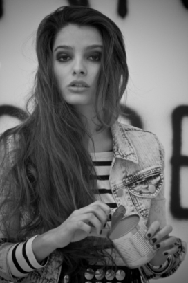 法国Finally Punk Rockers Are Taking Acid时尚美诱乱发女人写真摄影