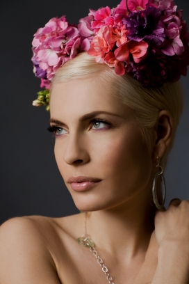 芬兰floral arrangment时尚女性头上戴花插花艺术摄影欣赏
