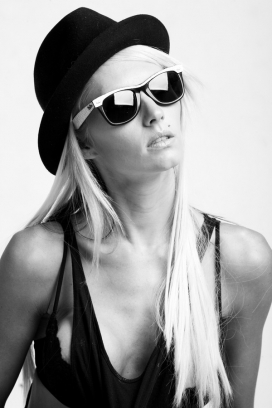 法国高瘦女人代言某品牌眼镜黑白艺术摄影