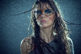 沐浴在风雨中戴眼镜的SUNGLASSES 女人