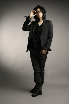 韩国戴帽子带眼睛的艺术男生形象摄影