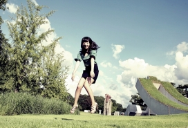 韩国两张清纯女性户外摄影欣赏