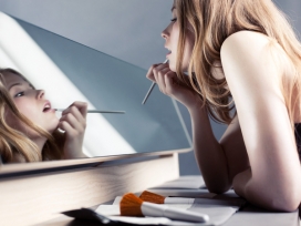 葡萄牙Marly Gommans Dressed Wood化妆台前的女人