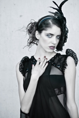 葡萄牙Le Vedove漂亮穿黑色泳装的女人摄影