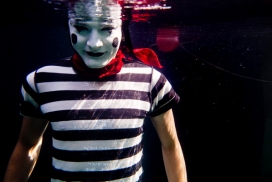 https://www.2008php.com/欧美Circus Underwater Shoot水下拍摄马戏团