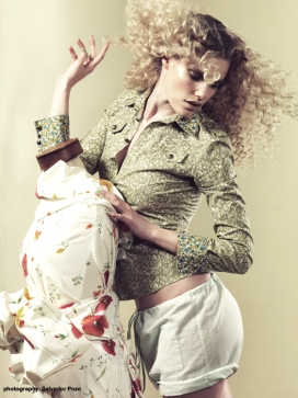 葡萄牙Les Fleurs美诱卷发女郎摄影-