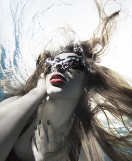 法国UNDERWATER FASHION EDITORIAL水下妩媚女人摄影