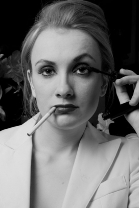 法国The Upstairs黑白人像-浴缸边上的美丽