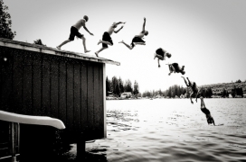 Swim海边渔民那些事人像黑白摄影-嬉水