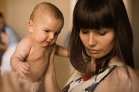 国外Christening可爱男婴与母亲礼堂洗礼摄影图片