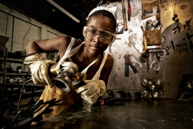 西班牙摄影师Cody Johnson：电焊工厂的人像