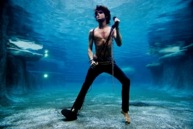 法国Rock N Roll Underwater Shoot摇滚乐水下拍摄